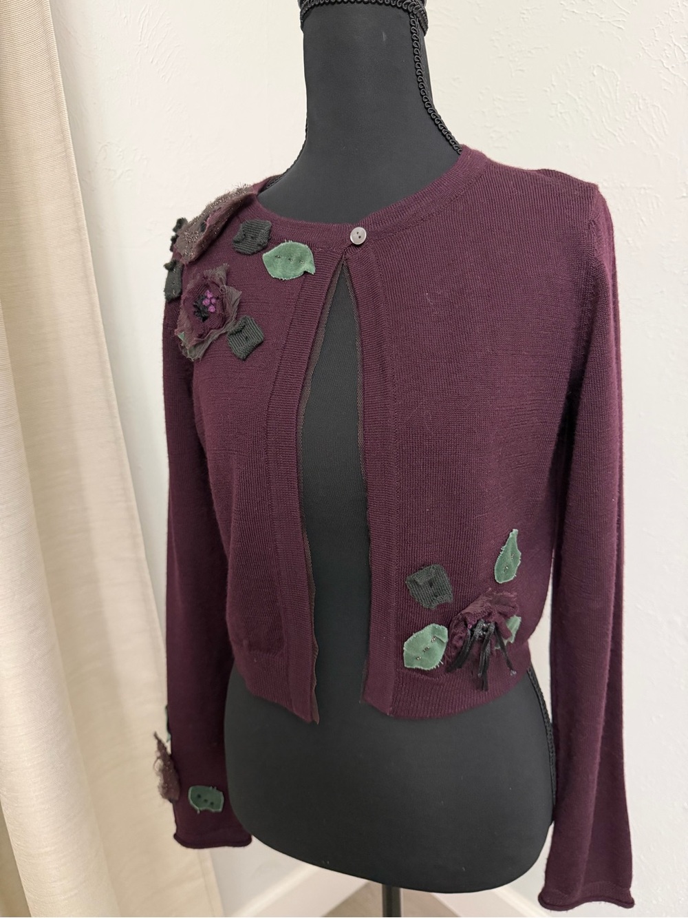 Embellished Plum Cropped Cardigan with Leaf Appliqués 100% merino wool - Picture 6 of 11